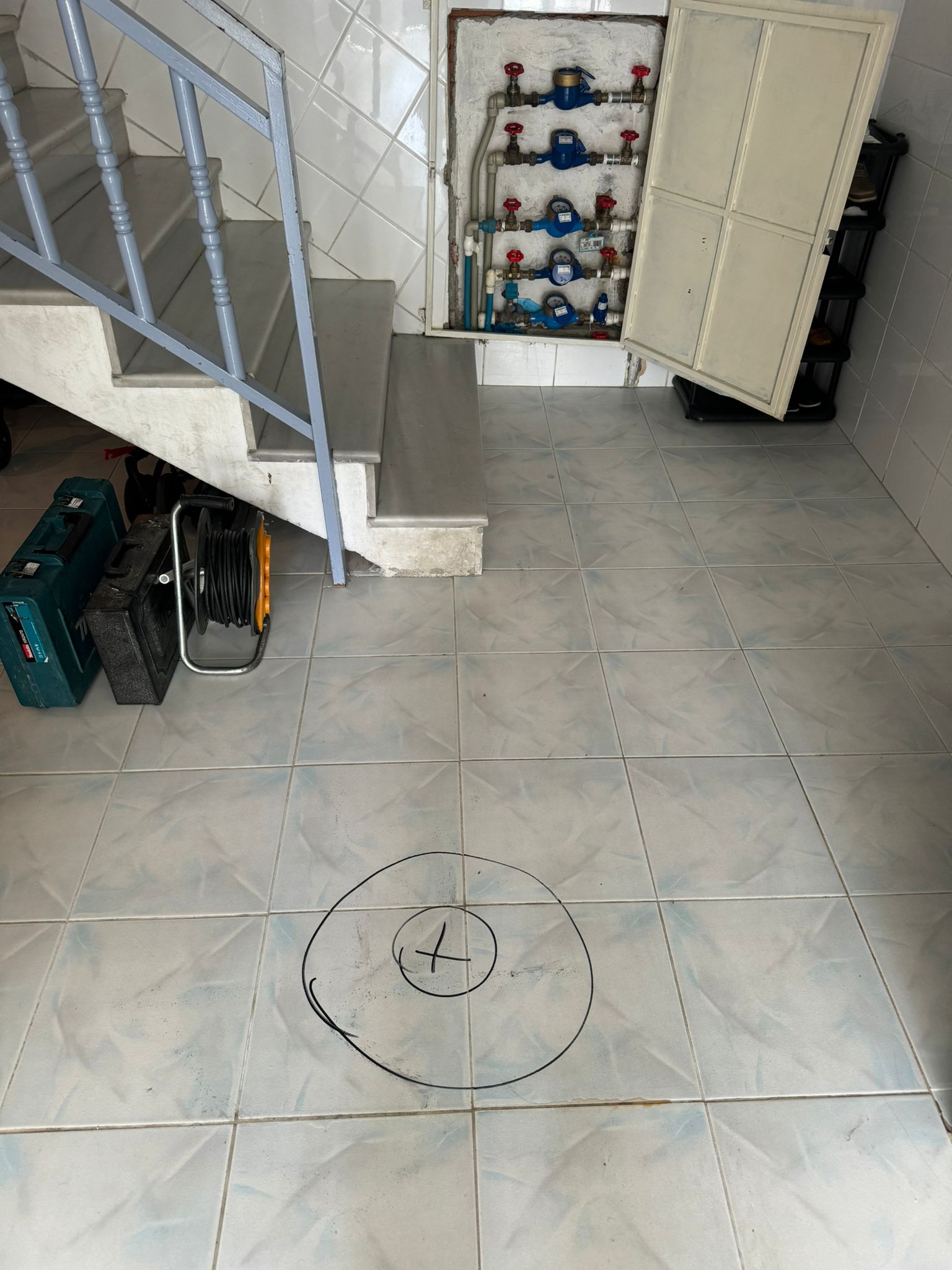 Termal kamera ile su kaçağı tespiti yapan usta